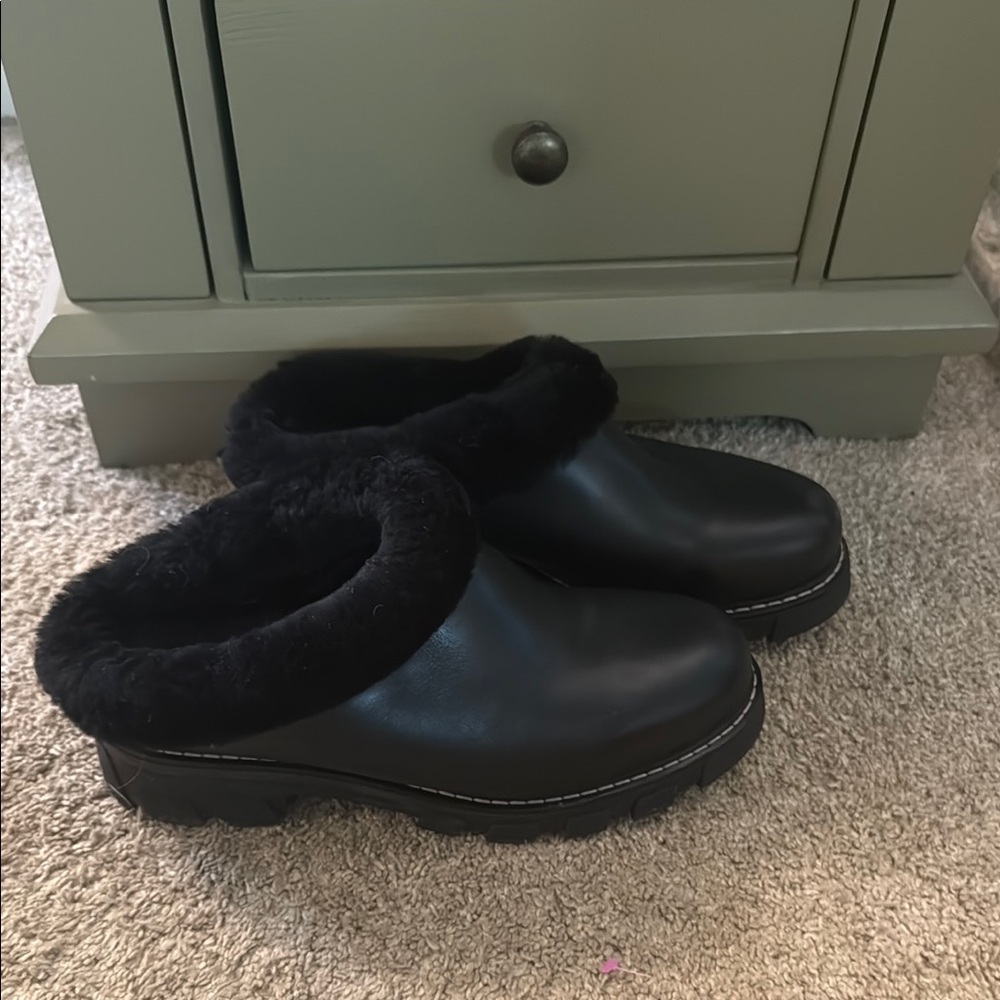 La CANADIENNE Black Mules with Fur Trim